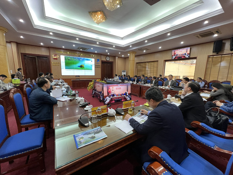 Các đại biểu xem đơn vị tư vấn trình bày dự thảo đồ án quy hoạch.