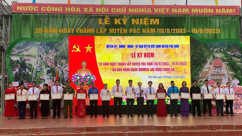 Lãnh đạo tỉnh Bắc Kạn trao bằng khen tặng các tập thể, cá nhân có thành tích xuất sắc. Lãnh đạo tỉnh Bắc Kạn trao bằng khen tặng các tập thể, cá nhân có thành tích xuất sắc.