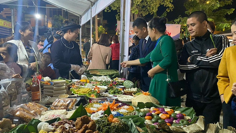 Các gian hàng ẩm thực đầy hấp dẫn tại khu vực tổ chức lễ khai mạc. (Ảnh: TUẤN SƠN). Các gian hàng ẩm thực đầy hấp dẫn tại khu vực tổ chức lễ khai mạc. (Ảnh: TUẤN SƠN).