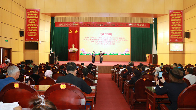 Hội nghị lần này biểu dương, tôn vinh 59 người có uy tín, trưởng thôn và điển hình tiên tiến vùng đồng bào dân tộc thiểu số của Bắc Kạn.