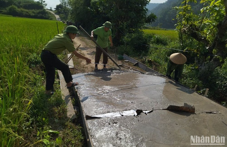 Bắc Kạn kiến nghị nâng mức khoán bảo vệ rừng và hỗ trợ thôn, bản ở vùng đệm rừng đặc dụng. (Trong ảnh: Kiểm lâm Khu bảo tồn thiên nhiên Kim Hỷ giúp người dân đổ bê-tông đường thôn).