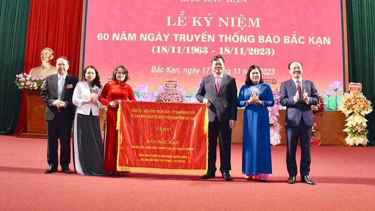 Tỉnh ủy Bắc Kạn trao bức trướng tặng Báo Bắc Kạn. (Ảnh: QUÝ ĐÔN)