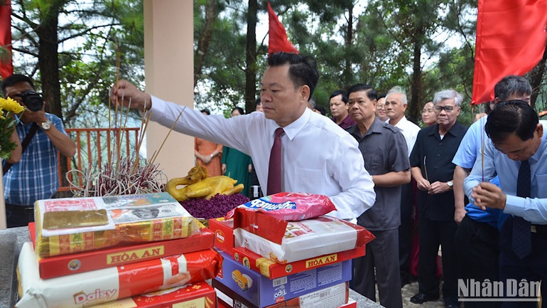 Các đại biểu dâng hương tại di tích lịch sử Khau Pàn, nơi đồng chí Phùng Chí Kiên hy sinh vào năm 1941.