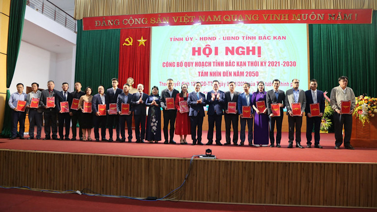 Lãnh đạo tỉnh Bắc Kạn trao chủ trương, biên bản ghi nhớ đầu tư cho các nhà đầu tư. (Ảnh: CÔNG LUẬN)