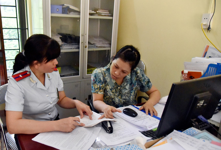 Sở Nội vụ Bắc Kạn kiểm tra hoạt động công vụ tại chính quyền cấp xã ở huyện Na Rì. (Ảnh: Bùi Khiêm)