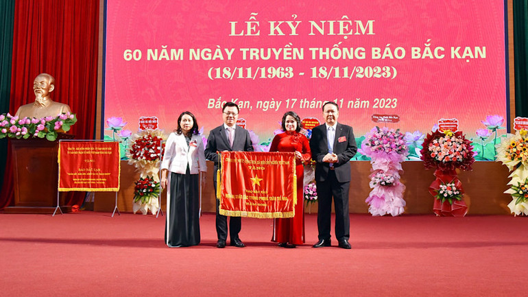 Đồng chí Lê Quốc Minh trao Cờ thi đua của Chính phủ tặng Báo Bắc Kạn. (Ảnh: QUÝ ĐÔN)