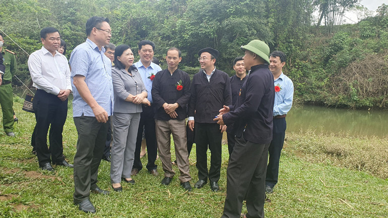 Lãnh đạo tỉnh Bắc Kạn thăm hỏi, động viên thành viên ban tổ chức và người dân tham gia lễ hội.