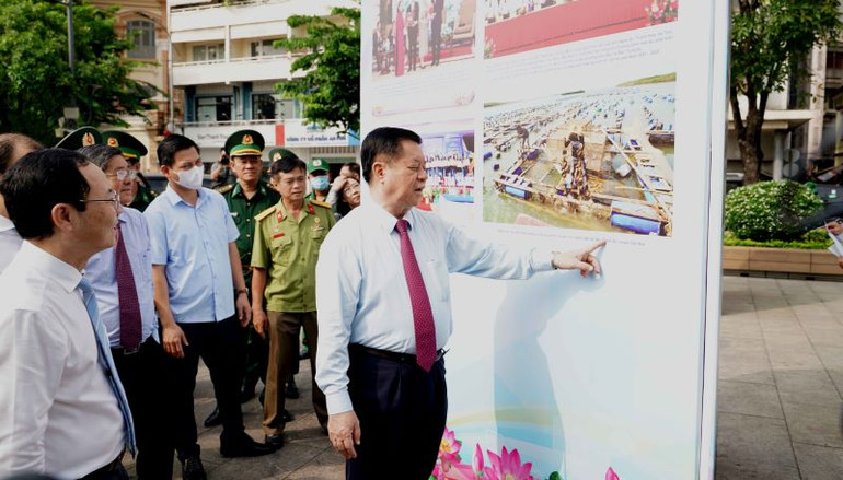 Đồng chí Nguyễn Trọng Nghĩa cùng lãnh đạo thành phố tham quan tại buổi khai mạc triển lãm ảnh trên phố đi bộ Nguyễn Huệ (từ đường Ngô Đức Kế đến đường Tôn Đức Thắng, quận 1, Thành phố Hồ Chí Minh).