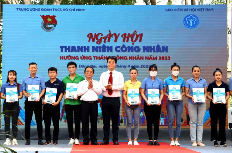 Đại diện Bảo hiểm Xã hội Việt Nam và Bảo hiểm Xã hội tỉnh Đồng Nai trao thẻ bảo hiểm y tế cho người dân có hoàn cảnh khó khăn.