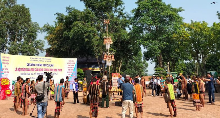 Già làng và dân làng sóc Bom Bo làm lễ Mừng lúa mới. Già làng và dân làng sóc Bom Bo làm lễ Mừng lúa mới.