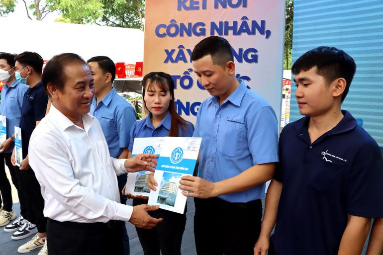 Giám đốc Bảo hiểm Xã hội tỉnh Đồng Nai Phạm Minh Thành trao tặng thẻ bảo hiểm y tế cho người dân có hoàn cảnh khó khăn.