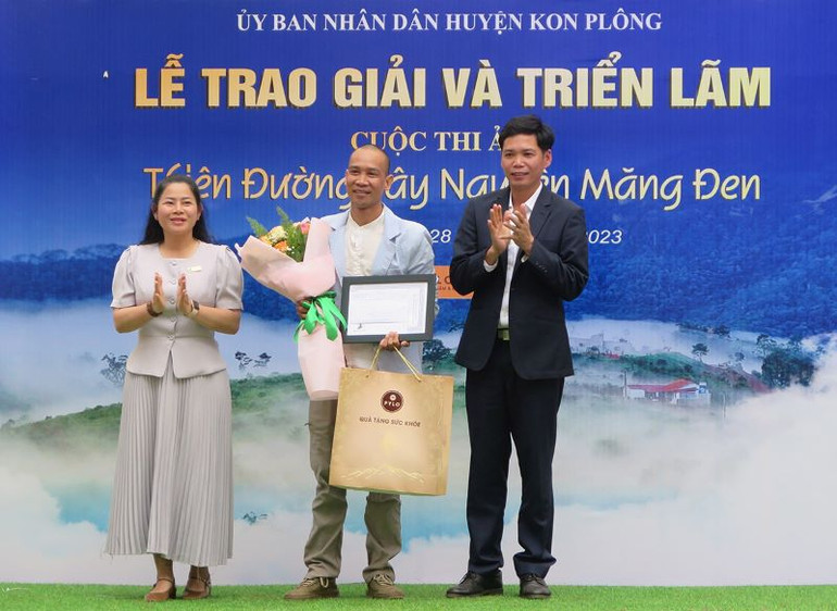 Trao giải Nhất cuộc thi ảnh “Thiên đường Tây Nguyên-Măng Đen”.