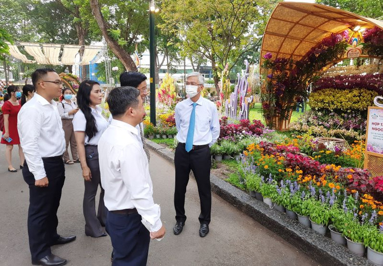 Phó Chủ tịch Ủy ban nhân dân Thành phố Hồ Chí Minh Võ Văn Hoan (bên phải ảnh) tham quan các tiểu phẩm làm bằng hoa lan tại Festival hoa lan Thành phố Hồ Chí Minh.