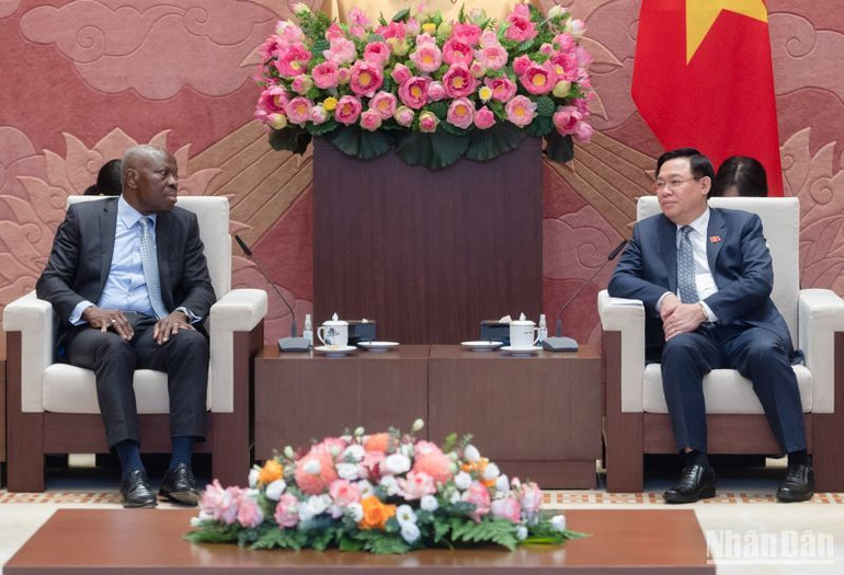 Chủ tịch Quốc hội Vương Đình Huệ tiếp Tổng Giám đốc ILO Gilbert F. Houngbo. Ảnh: DUY LINH