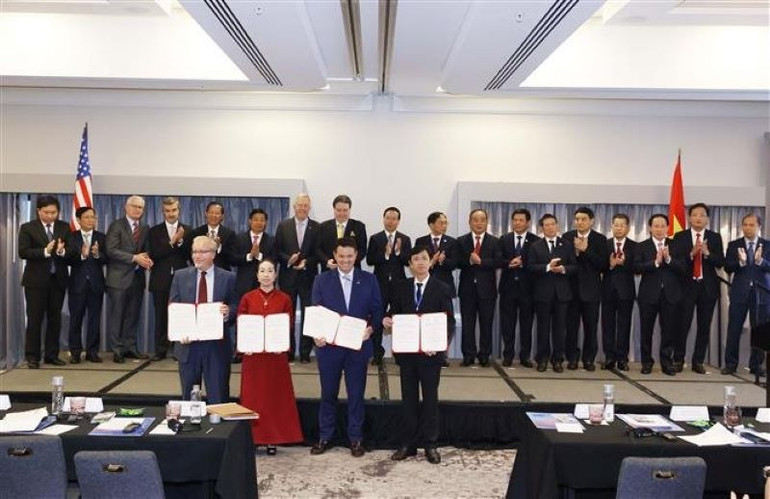 Chủ tịch nước Võ Văn Thưởng chứng kiến lễ trao Biên bản ghi nhớ hợp tác giữa các đối tác Việt Nam và Hoa Kỳ.