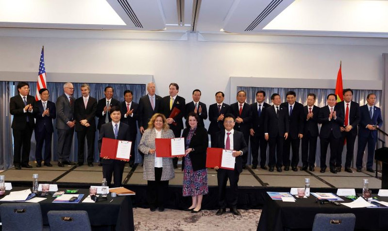 Chủ tịch nước Võ Văn Thưởng chứng kiến lễ trao Biên bản ghi nhớ hợp tác giữa các đối tác Việt Nam và Hoa Kỳ.