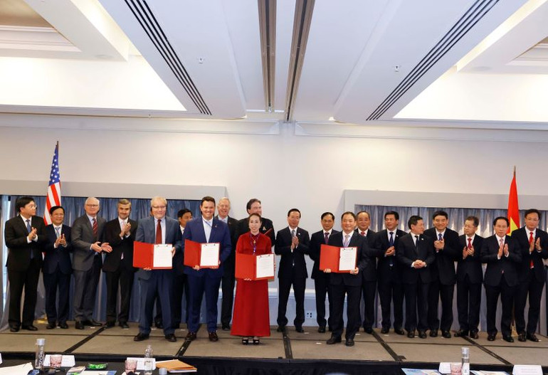 Chủ tịch nước Võ Văn Thưởng chứng kiến lễ trao Biên bản ghi nhớ hợp tác giữa các đối tác Việt Nam và Hoa Kỳ.