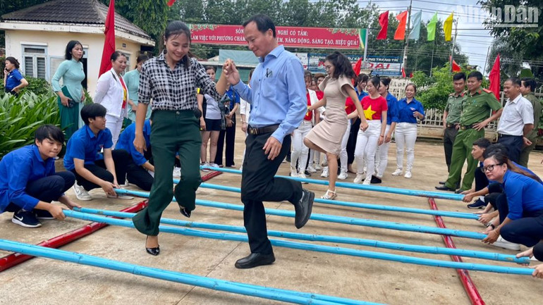 Các dân tộc anh em ở xã Đoàn Kết, huyện Bù Đăng vui chơi trong ngày hội đại đoàn kết.