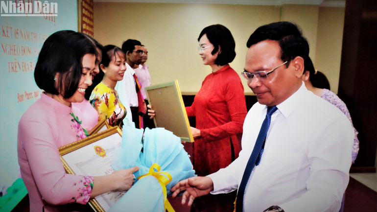 Lãnh đạo tỉnh Bình Phước tặng bằng khen cho các cá nhân thực hiện tốt công tác giảm nghèo. Lãnh đạo tỉnh Bình Phước tặng bằng khen cho các cá nhân thực hiện tốt công tác giảm nghèo.