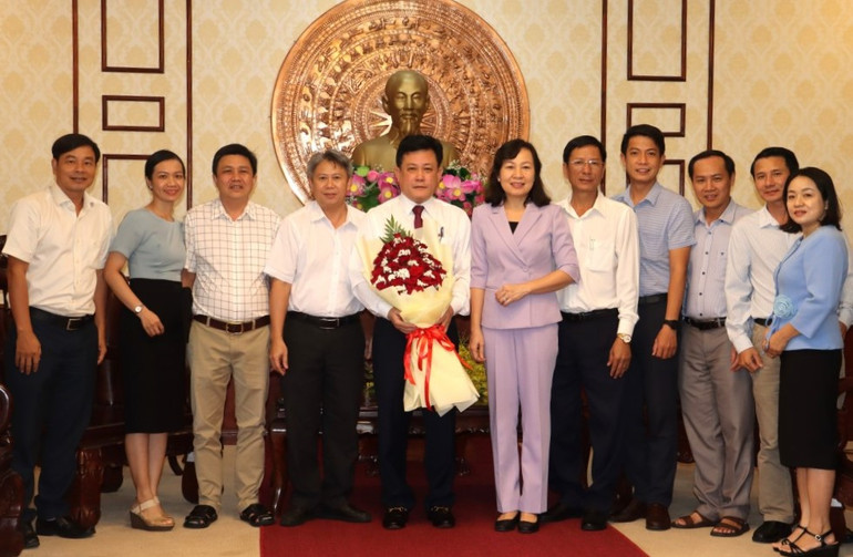 Các đồng chí dự Lễ trao Quyết định của Thường vụ Tỉnh ủy Bình Phước chụp hình cùng tân Chánh Văn phòng Tỉnh ủy Bình Phước.