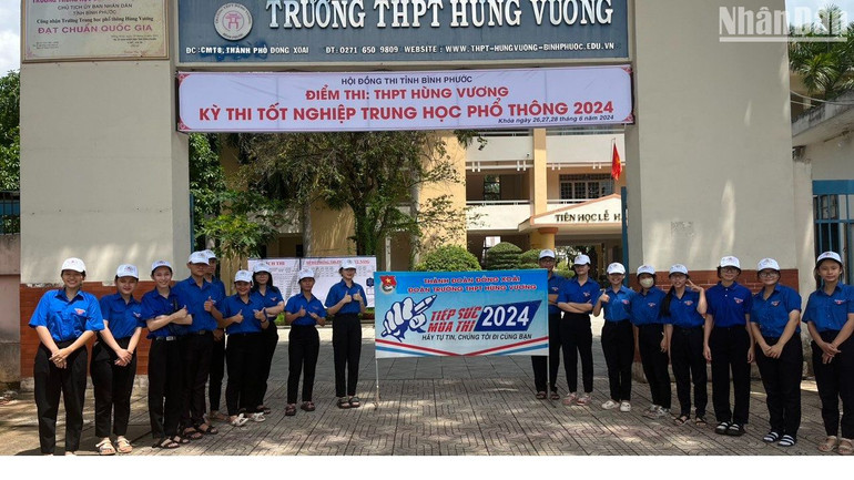 Đội nhóm "Tiếp sức mùa thi" tại điểm thi Trường trung học phổ thông Hùng Vương (thành phố Đồng Xoài) sẵn sàng hỗ trợ các thí sinh. Đội nhóm "Tiếp sức mùa thi" tại điểm thi Trường trung học phổ thông Hùng Vương (thành phố Đồng Xoài) sẵn sàng hỗ trợ các thí sinh.