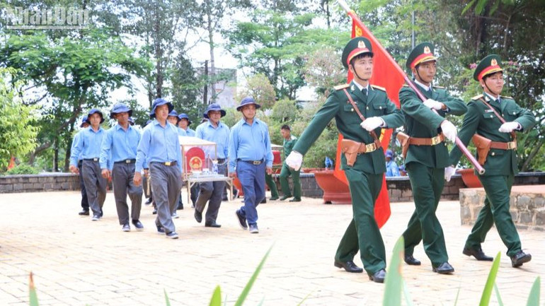 Hài cốt liệt sĩ được di chuyển về Nhà lưu giữ hài cốt liệt sĩ tại Nghĩa trang liệt sĩ tỉnh Bình Phước để thắp hương tri ân.
