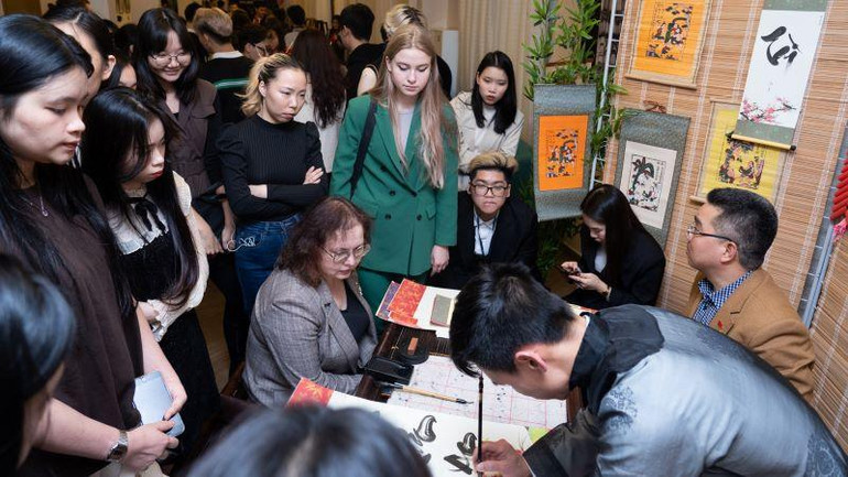 Sinh viên quốc tế tò mò với thư pháp.