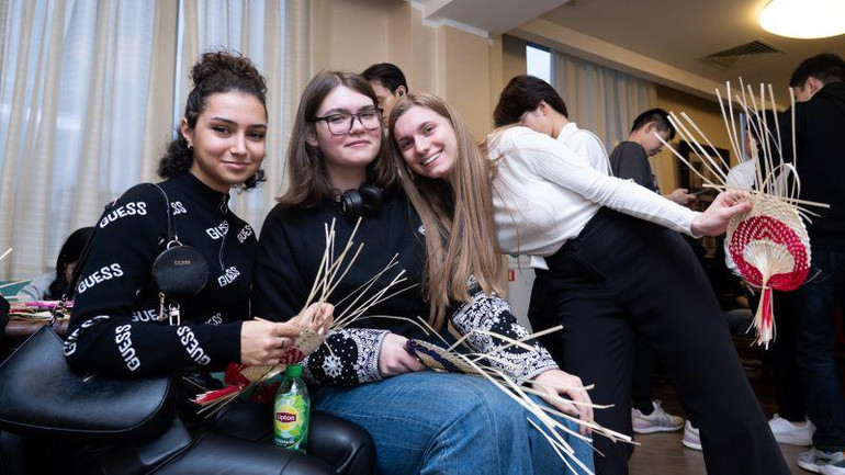 Elizaveta và Kristina (áo đen) cùng những chiếc quạt tự đan.