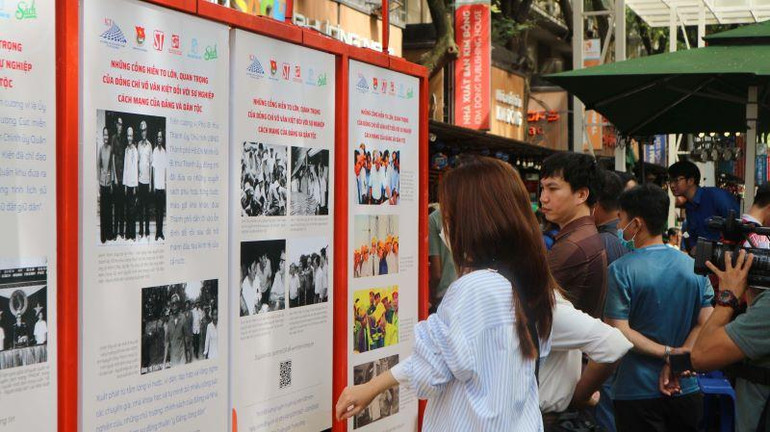 Các bạn trẻ tham quan triển lãm.