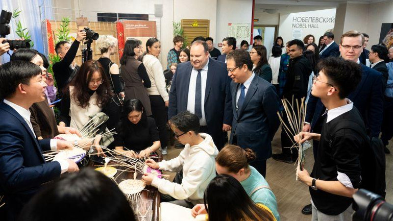 Hiệu trưởng Prokofiev và Đại sứ Đặng Minh Khôi tại ngày hội Việt Nam.