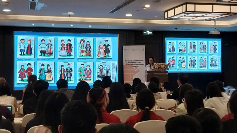 Giám khảo danh dự Vòng Chung kết Olympic, Phu nhân Đại sứ Liên bang Nga tại Việt Nam Elena Bezdetko giới thiệu về trang phục truyền thống của Nga.