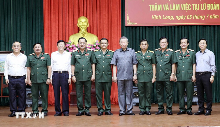 Chủ tịch nước Tô Lâm, Phó Thủ tướng Trần Hồng Hà và các đại biểu cùng cán bộ, sĩ quan chỉ huy Lữ đoàn Công binh 25.