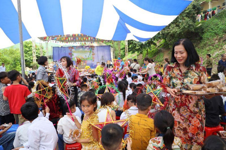 Chương trình trăng đại ngàn tặng bánh, đèn ông sao và đồ dùng học tập cho các em học sinh.