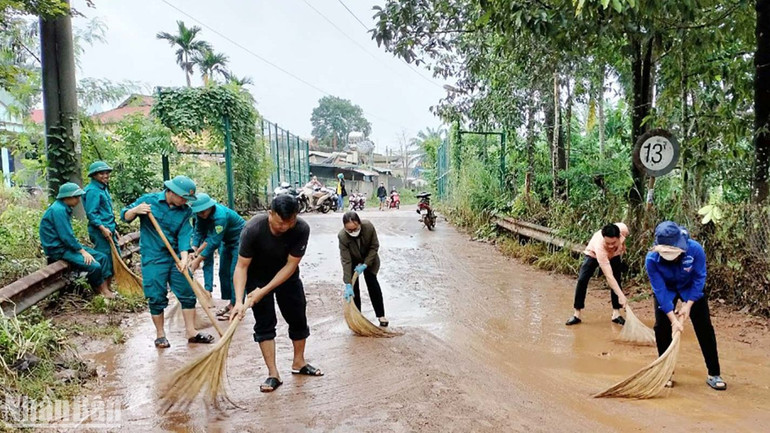 Các lực lượng của huyện Bù Đăng khắc phục hậu quả thiên tai.