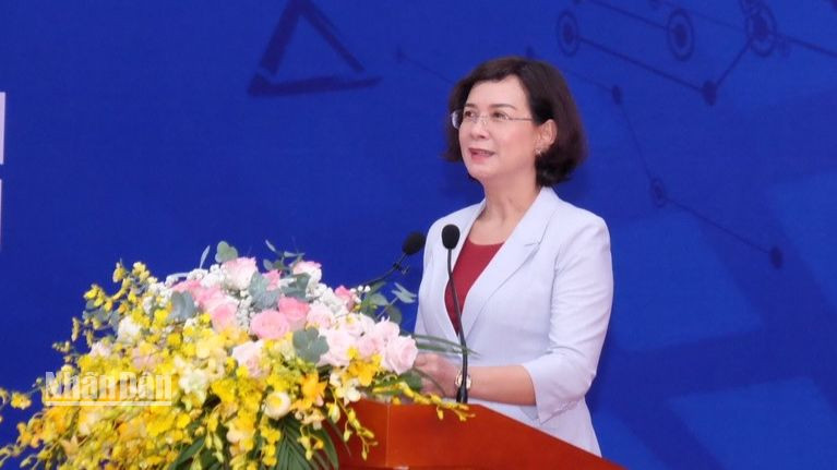 Bà Trần Tuyết Minh, Phó Chủ tịch Ủy ban nhân dân tỉnh Bình Phước phát biểu tại hội thảo