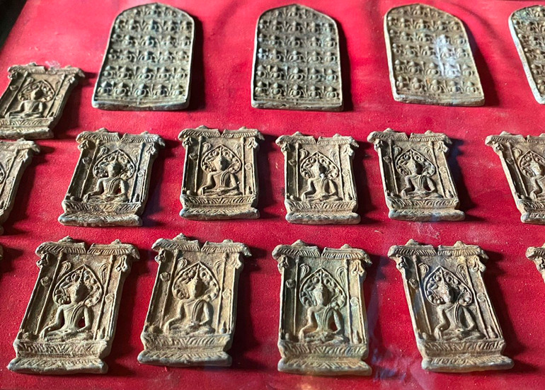 Những tấm bùa hộ mệnh có kích cỡ bằng viên ngói dùng để trang trí trên tường các ngôi chùa. Những tấm bùa hộ mệnh có kích cỡ bằng viên ngói dùng để trang trí trên tường các ngôi chùa.