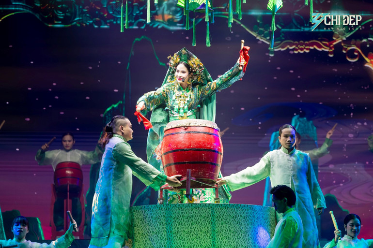 Phong nữ - Cô Đôi Thượng ngàn bản mush up lấy cảm hứng chầu văn được giới trẻ hưởng ứng nồng nhiệt. Phong nữ - Cô Đôi Thượng ngàn bản mush up lấy cảm hứng chầu văn được giới trẻ hưởng ứng nồng nhiệt.