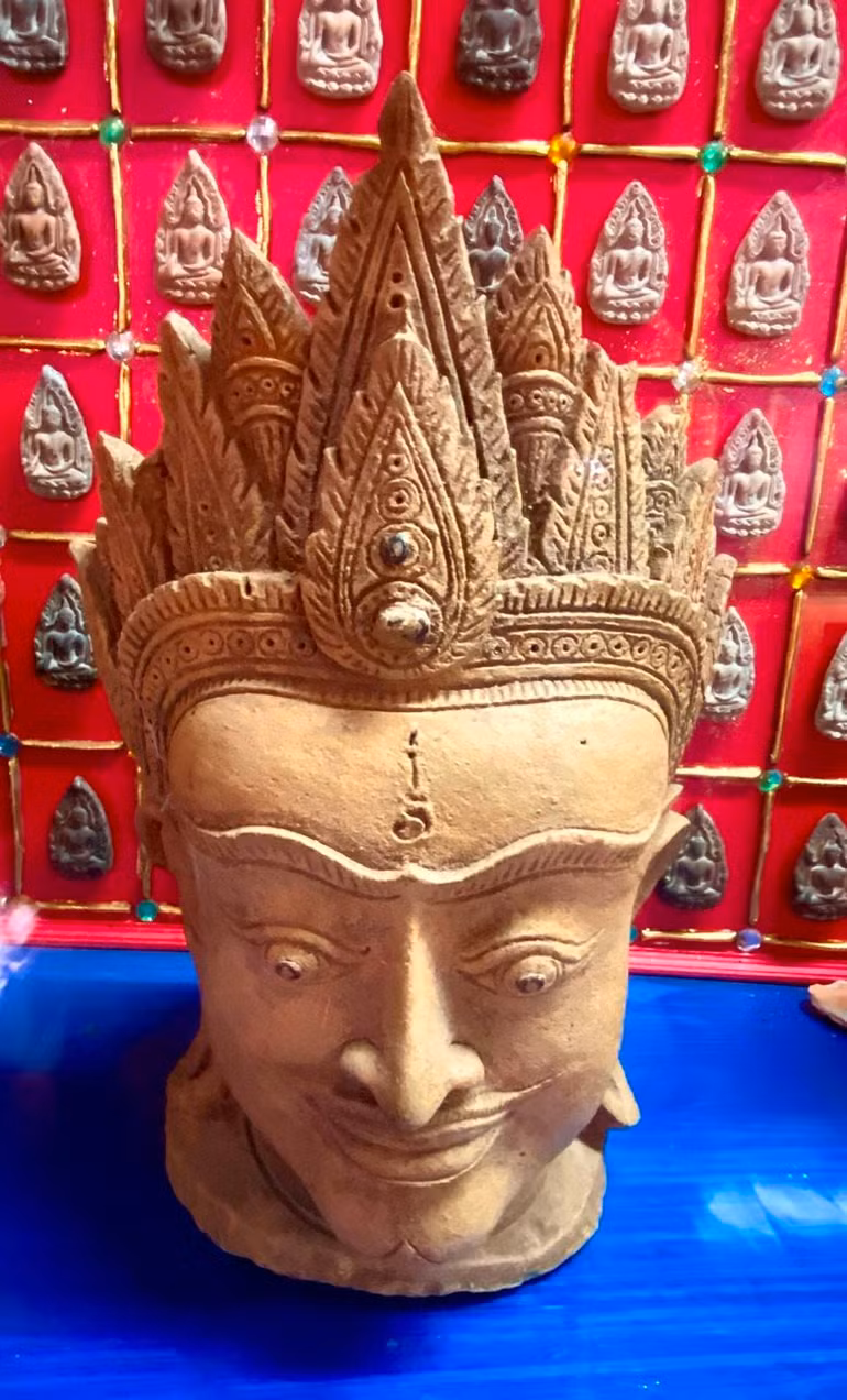 Mỗi lần đào được cổ vật, người dân Thái Lan kính cẩn mang tới chùa và thành tâm cung tiến cho cả cộng đồng thụ hưởng.