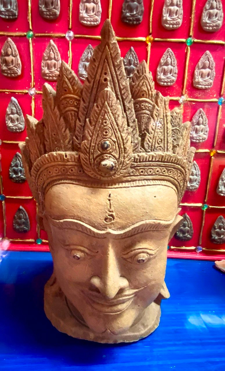 Mỗi lần đào được cổ vật, người dân Thái Lan kính cẩn mang tới chùa và thành tâm cung tiến cho cả cộng đồng thụ hưởng. Mỗi lần đào được cổ vật, người dân Thái Lan kính cẩn mang tới chùa và thành tâm cung tiến cho cả cộng đồng thụ hưởng.