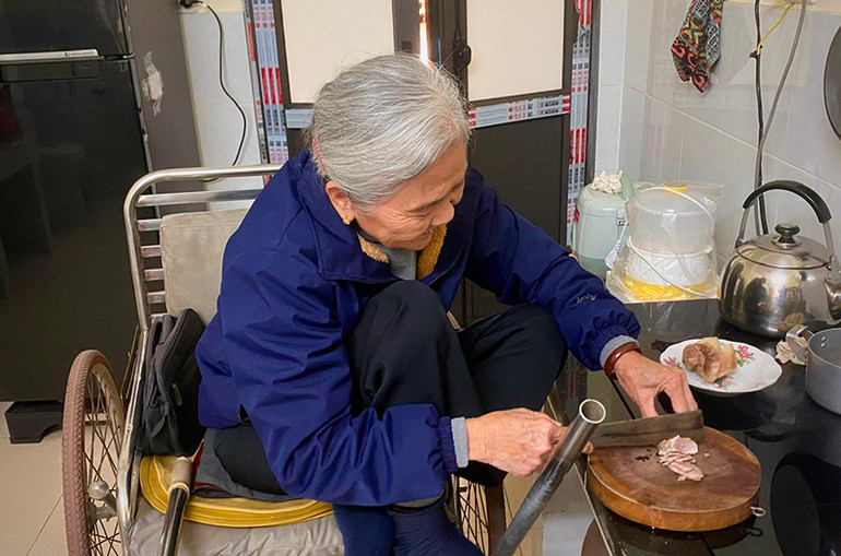 Thương binh Mai Thị Hường trong căn bếp nhỏ. Thương binh Mai Thị Hường trong căn bếp nhỏ.