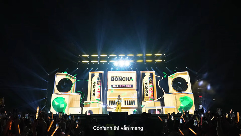 Dàn dựng sân khấu hòa nhạc “Anh trai say hi” quảng cáo cho một nhãn hiệu đồ uống. Ảnh | CMH Dàn dựng sân khấu hòa nhạc “Anh trai say hi” quảng cáo cho một nhãn hiệu đồ uống. Ảnh | CMH