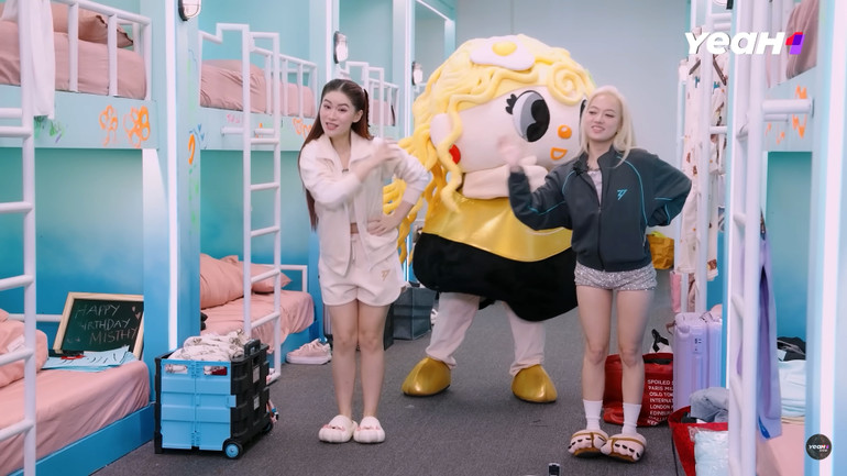 Người chơi tương tác cùng linh vật của nhà tài trợ để quảng cáo cho mì ăn liền trong gameshow "Chị đẹp đạp gió" 2024. Ảnh: CMH Người chơi tương tác cùng linh vật của nhà tài trợ để quảng cáo cho mì ăn liền trong gameshow "Chị đẹp đạp gió" 2024. Ảnh: CMH