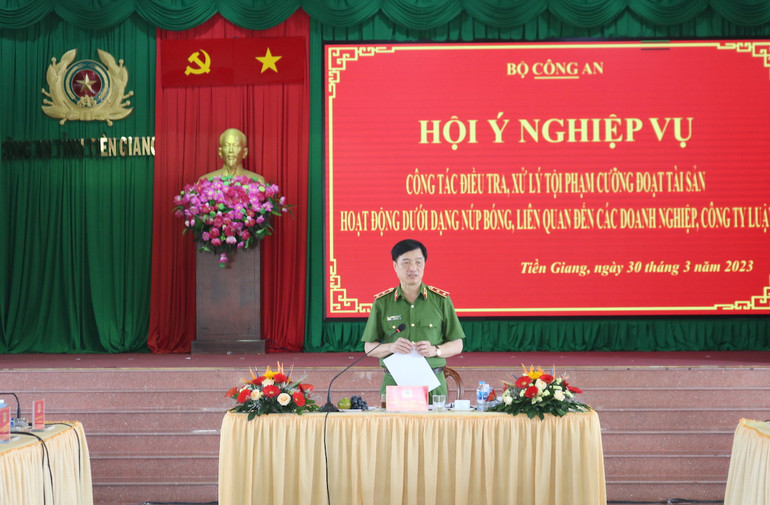 Thứ trưởng Công an Nguyễn Duy Ngọc chỉ đạo tại buổi hội ý nghiệp vụ.