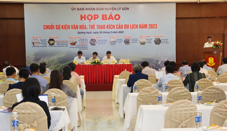 Quang cảnh buổi họp báo.