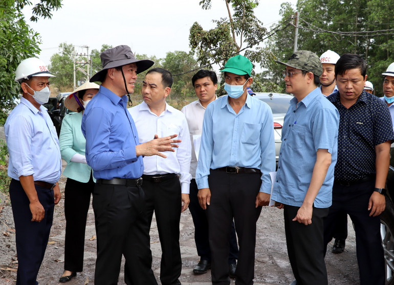 Đoàn kiểm tra tại khu vực khai thác đá bên cạnh sông Buông.