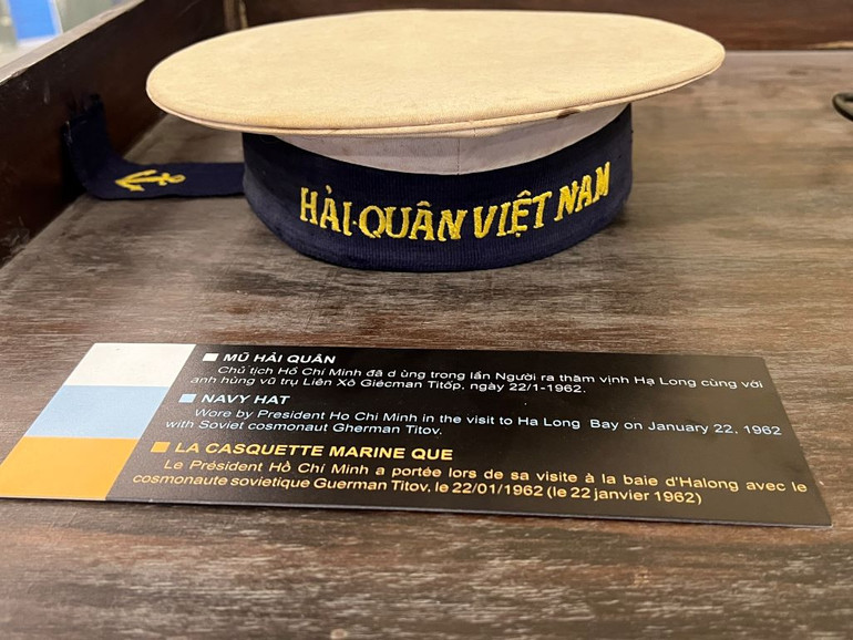Mũ hải quân Bác Hồ đội ngày 22/1/1962 khi thăm Vịnh Hạ Long cùng Anh hùng vũ trụ Liên Xô G.Titov.