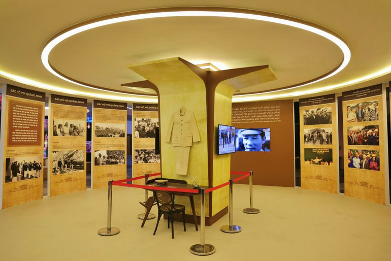 Bộ quần áo kaki Bác mặc và bộ bàn ghế Bác Hồ ngồi tiếp khách tháng 2/1965 tại khách sạn Nhà Tròn - Hạ Long.