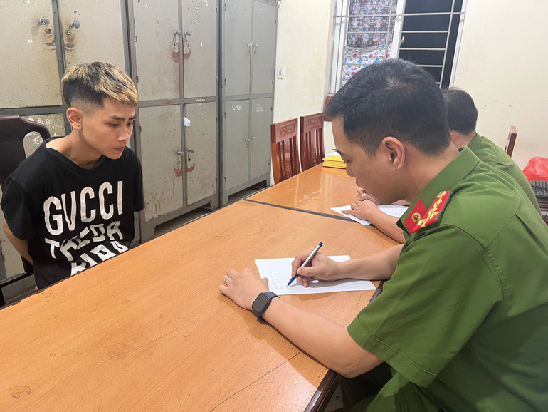Lực lượng công an lấy lời khai của đối tượng. (Ảnh: Công an cung cấp)