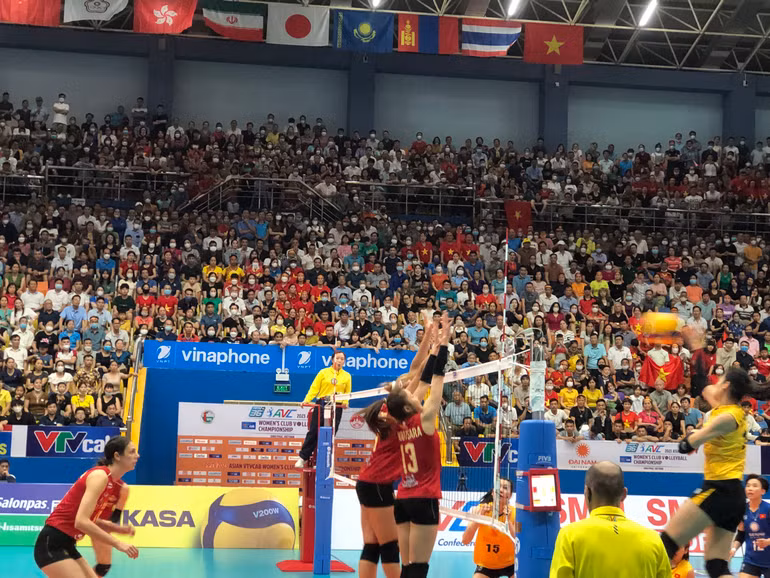 Các trận thi đấu được khán giả cổ vũ nhiệt tình. Các trận thi đấu được khán giả cổ vũ nhiệt tình.