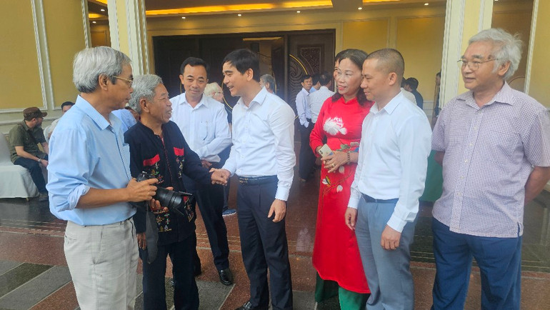 Đồng chí Bí thư Tỉnh ủy trò chuyện với các đại biểu.